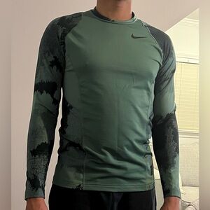 LIKE NEW Men’s Nike Pro Hyperwarm Fitted shirt Size M